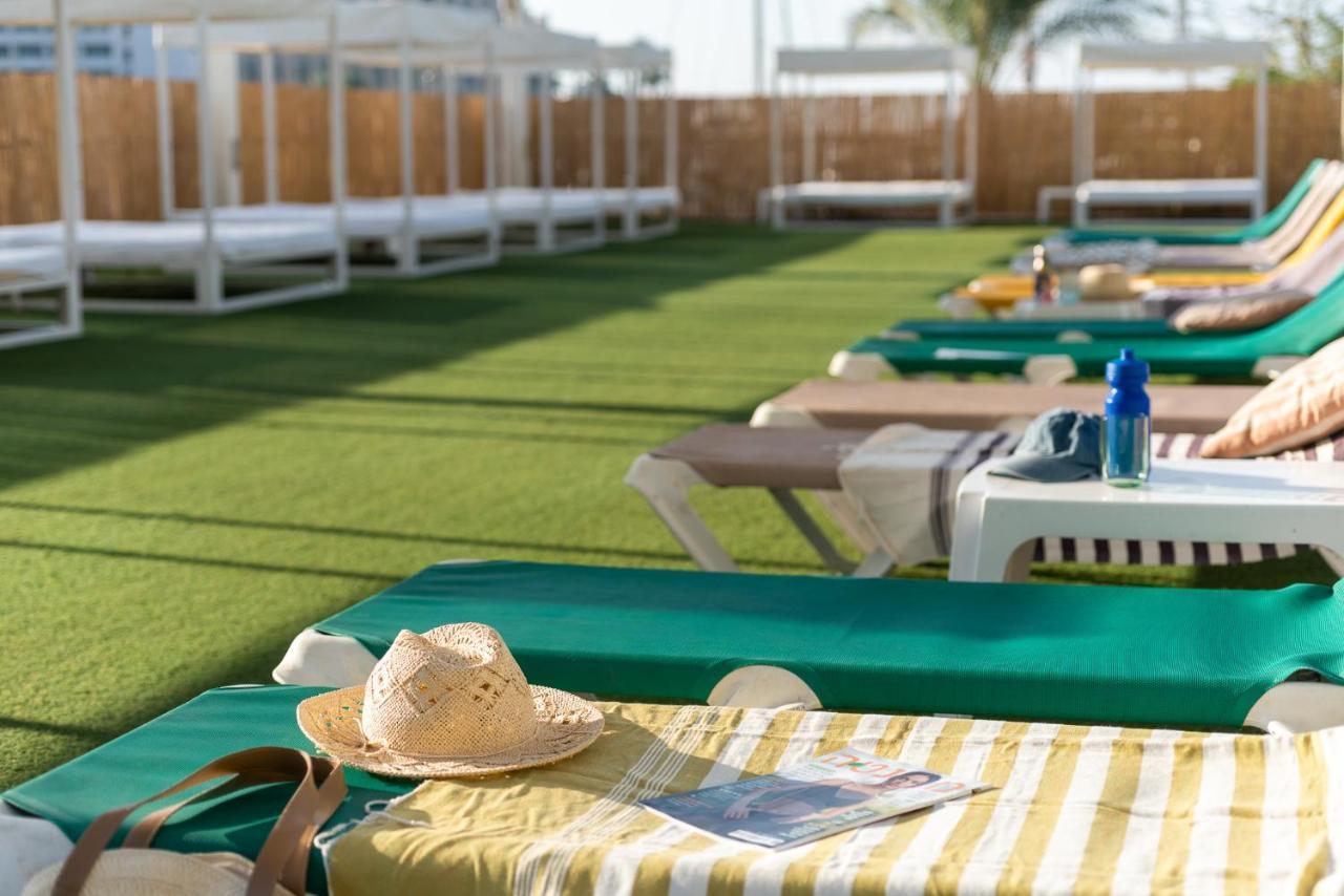 Vert Hotel Eilat By Afi Hotels Exterior photo Artificial grass on a cruise ship