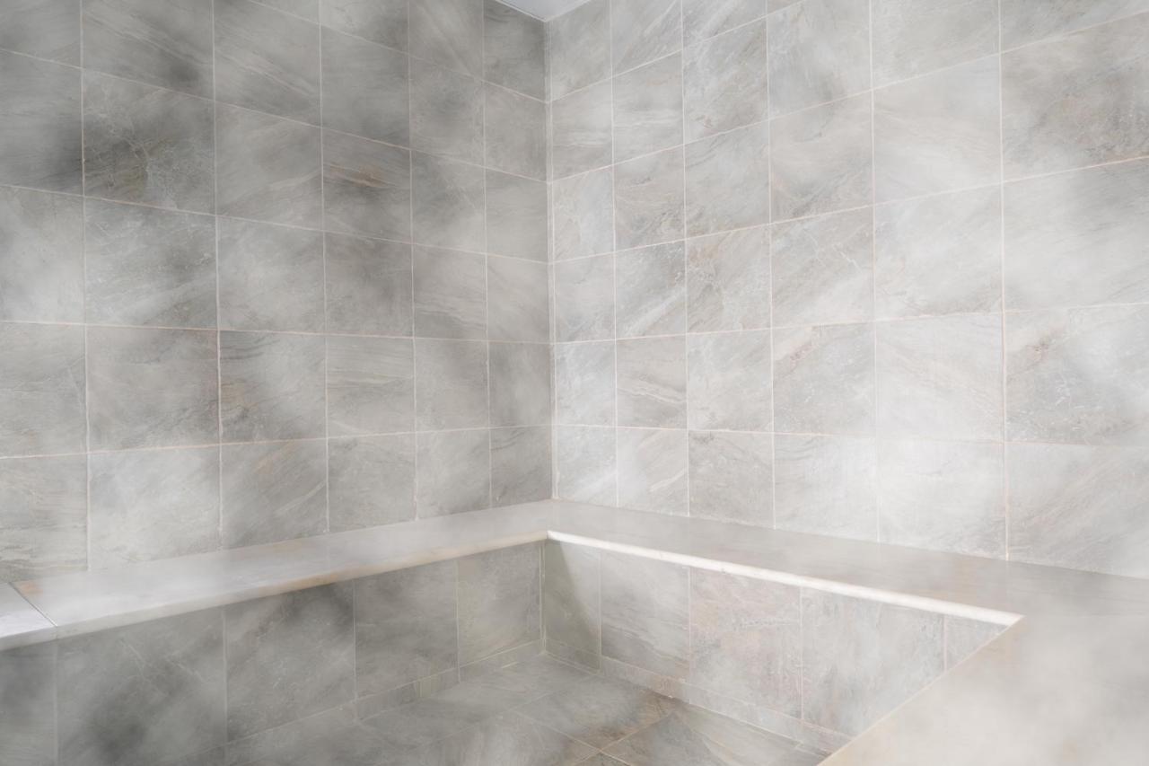 Vert Hotel Eilat By Afi Hotels Exterior photo A shower seat